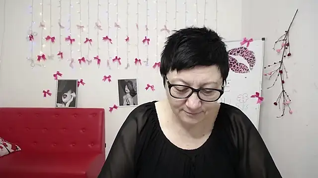 EmilyL0ve online show from February 22, 6:16 am