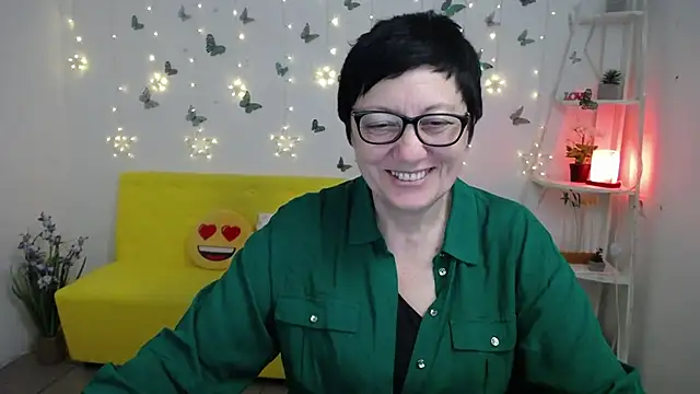 EmilyL0ve online show from April 22, 5:20 pm