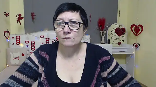 EmilyL0ve online show from February 1, 6:22 am