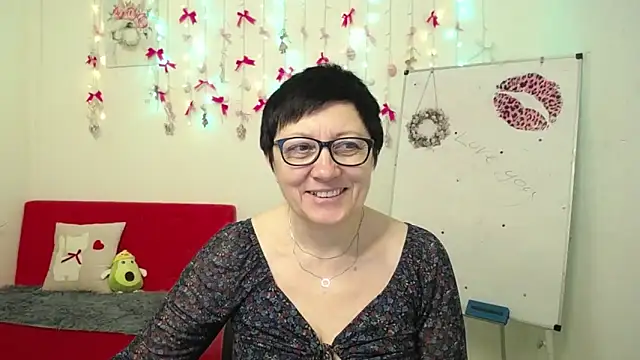 EmilyL0ve online show from April 13, 5:11 am