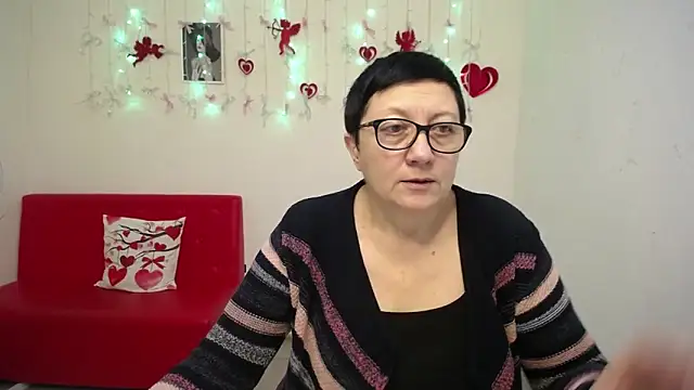 EmilyL0ve online show from February 9, 6:28 pm