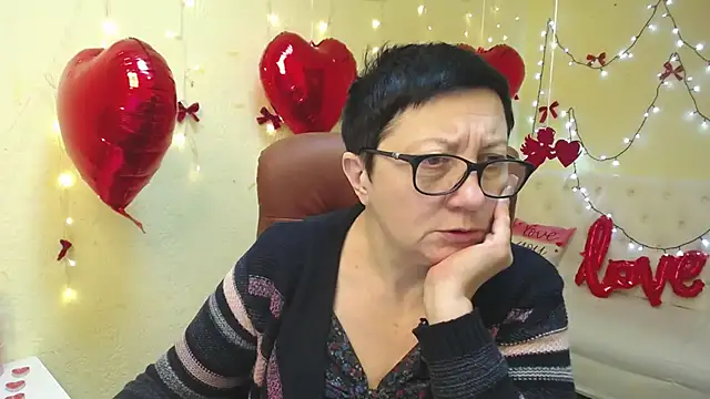 EmilyL0ve online show from February 6, 9:00 pm