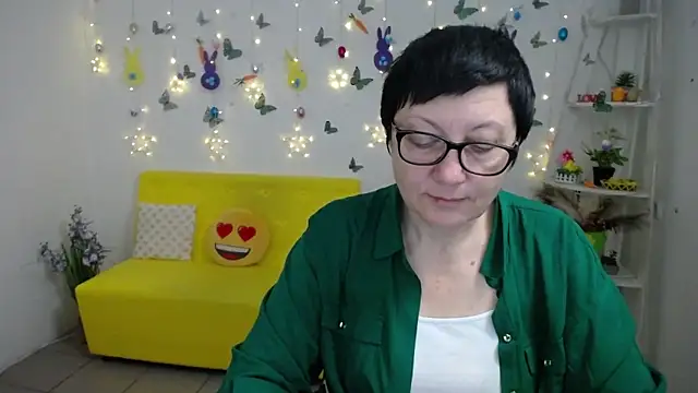 EmilyL0ve online show from April 9, 6:41 am