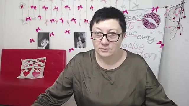 EmilyL0ve online show from March 4, 6:15 pm