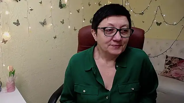 EmilyL0ve online show from March 22, 6:15 am