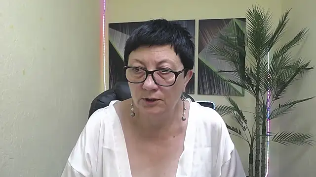 EmilyL0ve online show from July 4, 5:17 pm