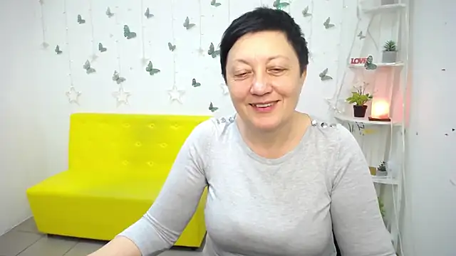 EmilyL0ve online show from May 15, 5:11 pm