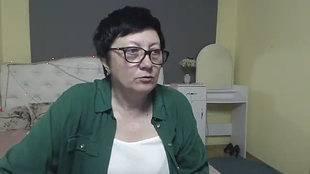 EmilyL0ve online show from May 4, 5:49 pm