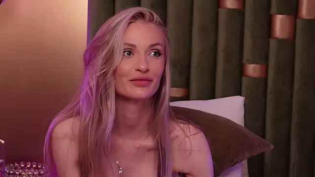 Snapshot of AmeliaAngel chatting on June 11, 12:32 am AmeliaAngel online show from June 11, 12:32 am