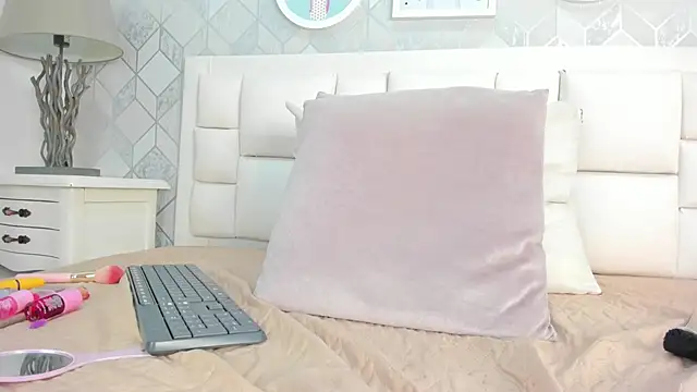 laura rouse7 online show from April 8, 7:26 pm