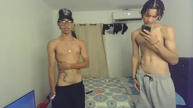 Snapshot of pocket_loversxxx chatting on February 25, 4:01 am pocket loversxxx online show from February 25, 4:01 am