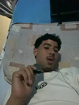 Snapshot of lzinho9153 chatting on April 18, 2:14 am lzinho9153 online show from April 18, 2:14 am