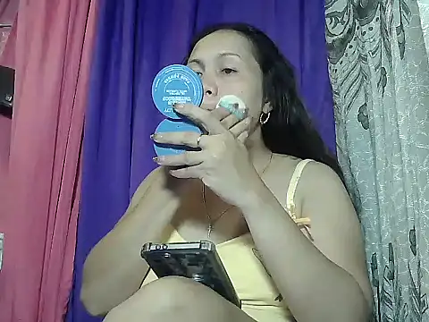 Snapshot of prettymomma24xx chatting on June 14, 6:09 pm prettymomma24xx online show from June 14, 6:09 pm