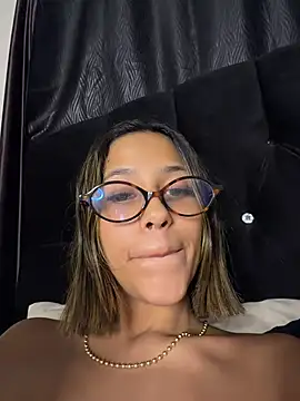 Snapshot of vicky_bass_ chatting on June 19, 3:01 am vicky bass online show from June 19, 3:01 am