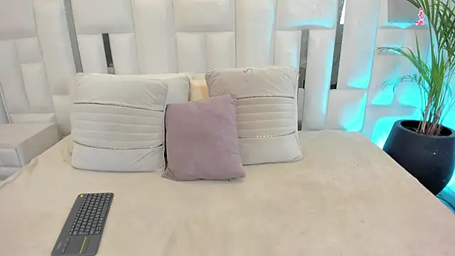 iim Cloe online show from March 20, 8:43 pm