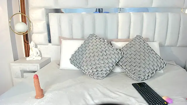 iim Cloe online show from March 6, 8:26 pm