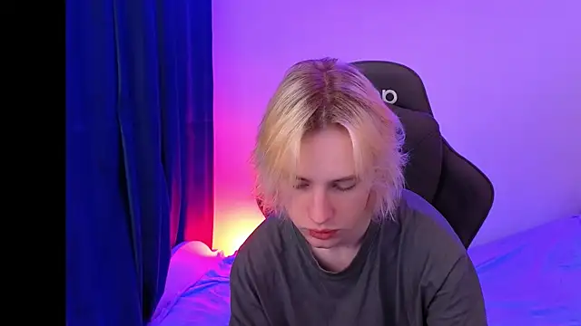 lucidangelok1 online show from April 8, 7:10 am