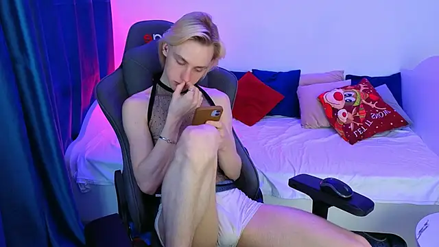 lucidangelok1 online show from April 11, 6:10 am