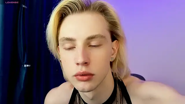 lucidangelok1 online show from April 10, 7:26 am