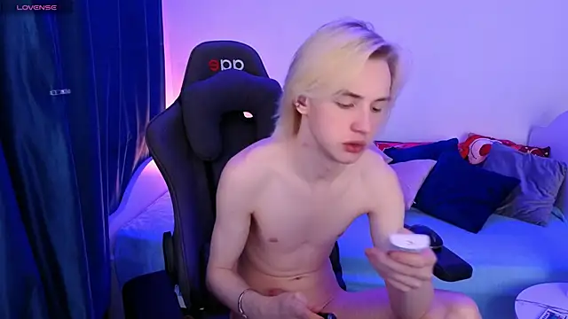 lucidangelok1 online show from April 15, 8:09 am