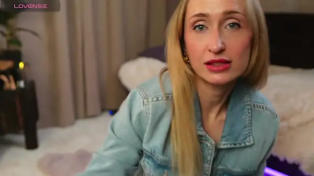 Snapshot of Emely_Moon chatting on April 25, 6:38 pm Emely Moon online show from April 25, 6:38 pm