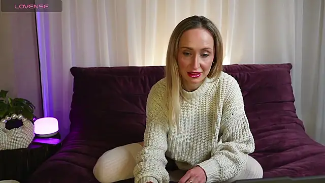 Snapshot of Emely_Moon chatting on January 18, 10:35 pm Emely Moon online show from January 18, 10:35 pm