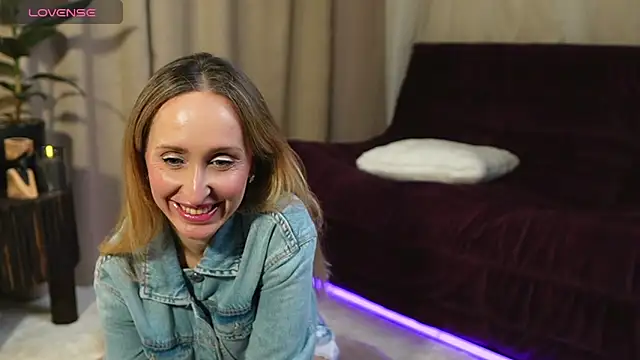 Emely Moon online show from April 9, 7:09 pm