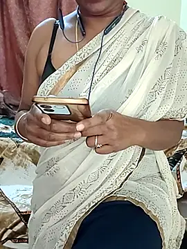 Snapshot of Meena_Meenakshi chatting on February 1, 6:33 am Meena Meenakshi online show from February 1, 6:33 am