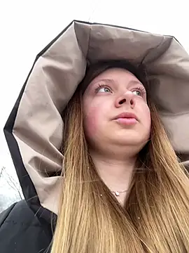 Snapshot of BlondeHott chatting on January 15, 7:23 am BlondeHott online show from January 15, 7:23 am