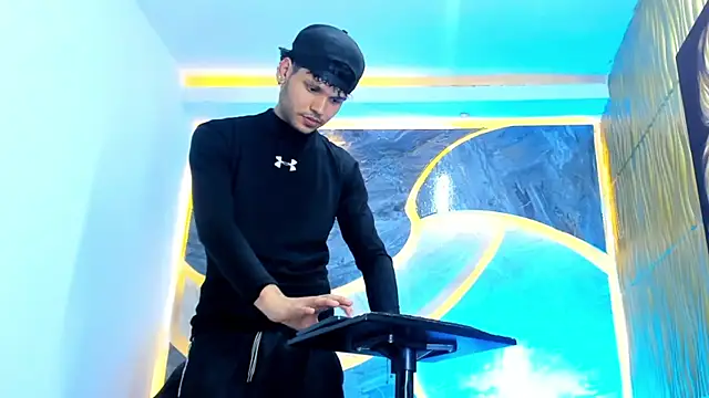 Snapshot of Lucas_hot_20 chatting on February 12, 1:33 pm Lucas hot 20 online show from February 12, 1:33 pm