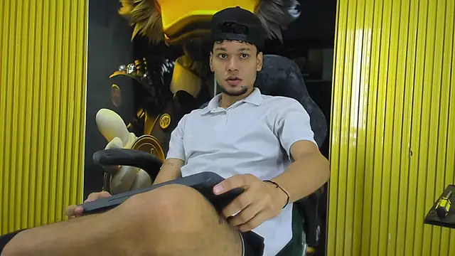 Snapshot of Lucas_hot_20 chatting on January 17, 5:22 am Lucas hot 20 online show from January 17, 5:22 am