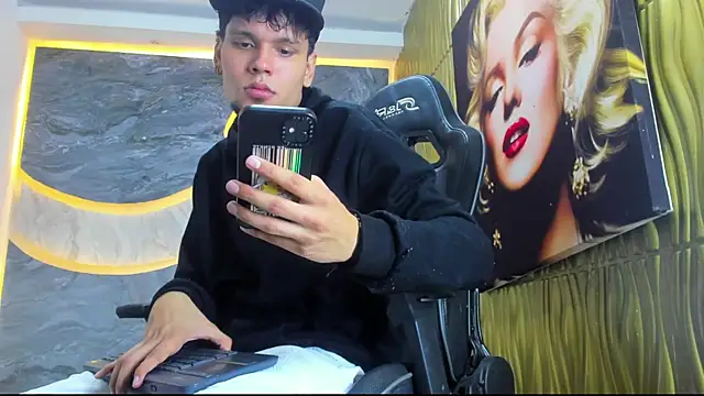 Snapshot of Lucas_hot_20 chatting on January 19, 8:07 am Lucas hot 20 online show from January 19, 8:07 am