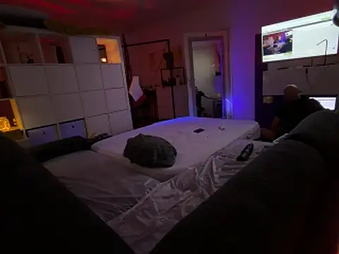 FFistPig69 online show from April 1, 9:45 pm