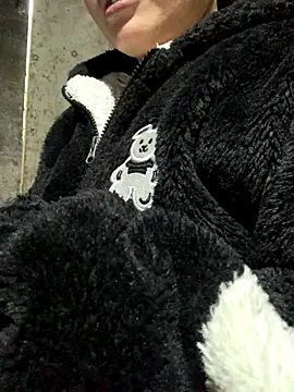 Snapshot of hinicky-0 chatting on January 6, 8:51 am hinicky-0 online show from January 6, 8:51 am