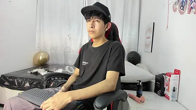 julian xx online show from May 14, 6:27 pm