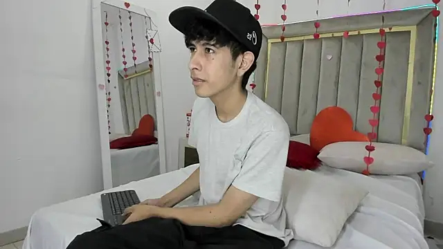 julian xx online show from February 18, 7:54 pm