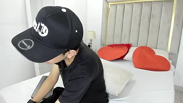 julian xx online show from February 10, 7:57 pm