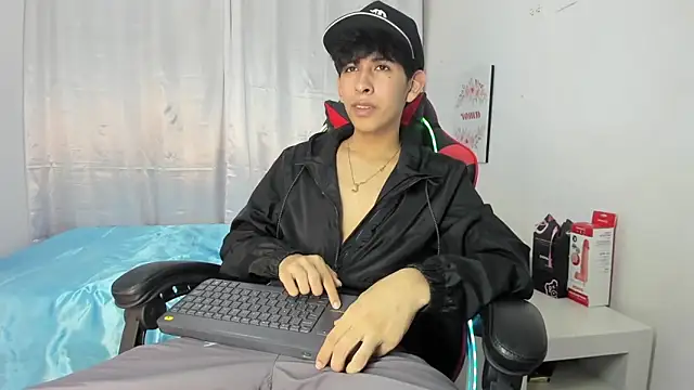 julian xx online show from May 1, 7:08 pm