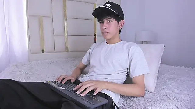 Snapshot of julian_xx chatting on July 18, 7:33 pm julian xx online show from July 18, 7:33 pm