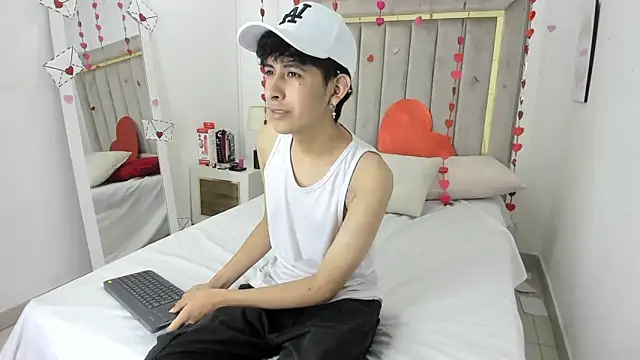 julian xx online show from February 13, 7:47 pm