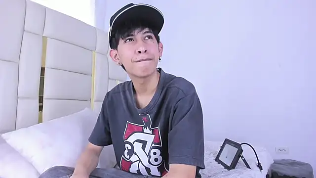 Snapshot of julian_xx chatting on July 15, 7:54 pm julian xx online show from July 15, 7:54 pm