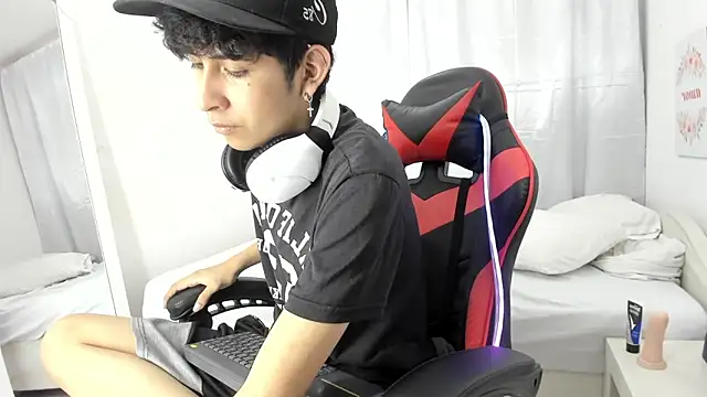 julian xx online show from March 19, 7:14 pm