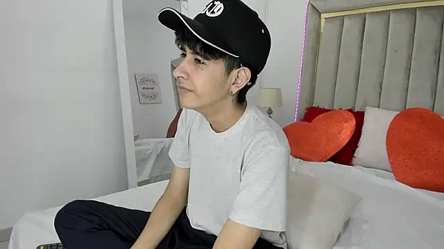 julian xx online show from February 7, 7:44 pm