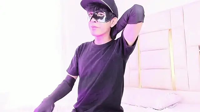 Snapshot of julian_xx chatting on June 15, 7:24 pm julian xx online show from June 15, 7:24 pm