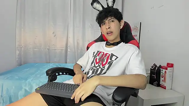 julian xx online show from May 2, 7:30 pm