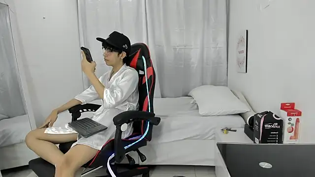 julian xx online show from March 17, 7:06 pm