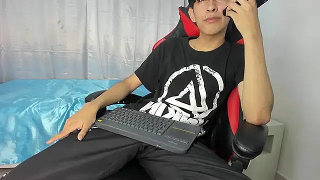 julian xx online show from May 7, 7:28 pm