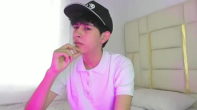 Snapshot of julian_xx chatting on June 3, 7:40 pm julian xx online show from June 3, 7:40 pm