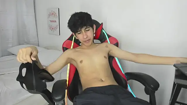 julian xx online show from March 28, 7:15 pm