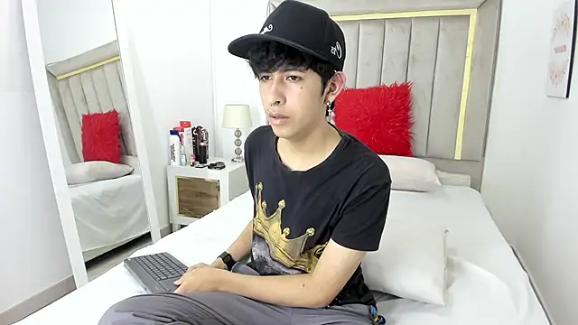 julian xx online show from January 9, 7:10 pm